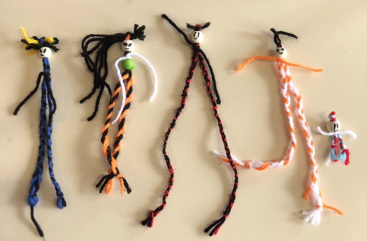 Nous avons appris à tresser pour pouvoir faire des bracelets. Nous avons créé des bonshommes ! Théa et Victor