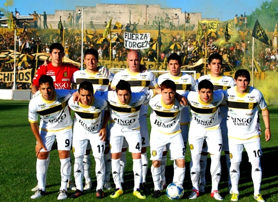 📅⚽️ #UnDíaComoHoy 3/6/2013, <a href="/Olimpo_Oficial/">Club Olimpo</a>, que un día antes confirmó su cuarto ascenso a Primera por el empate de Sarmiento, venció 3-1 a #AlmiranteBrown (goles de <a href="/elloboSotelo/">Juan Sanchez Sotelo</a> -2- y Benítez). Perazzo el DT y <a href="/gustavobouok/">Gustavo La Pantera Bou</a> la figura ⚫️🟡

🎙 EL RELATO: youtu.be/sooWF9JTsWI