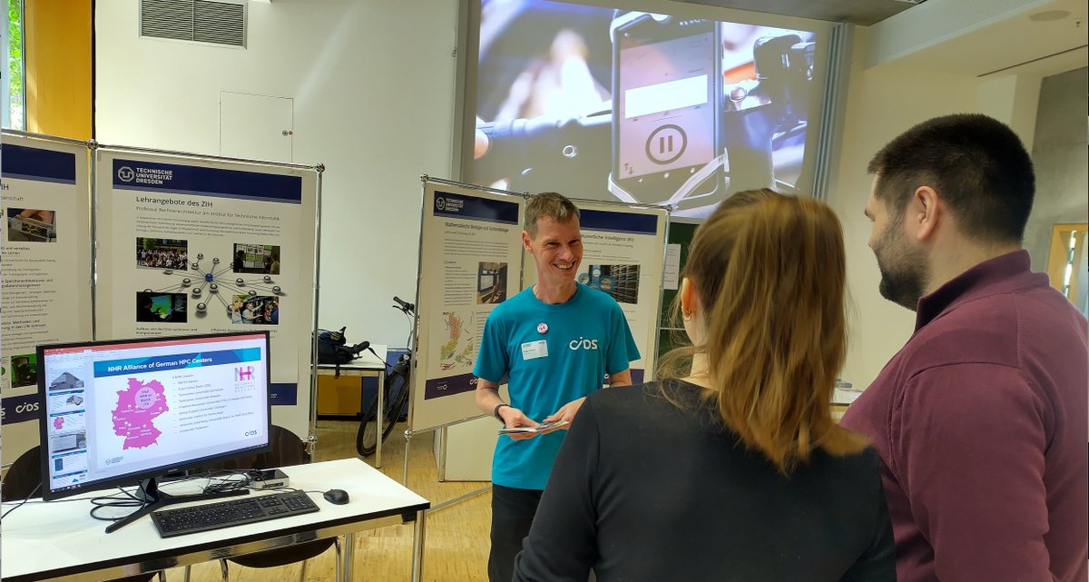 zih_tud's tweet photo. Am Samstag hatte die #TUDresden ihre Türen für Studieninteressierte zum #UniTag geöffnet. Ein Team von ZIH und @Sca_DS.AI hat die Chance gern genutzt und Forschung, Lehrangebote und Services der beiden Einrichtungen vorgestellt. Vielen Dank für die interessanten Gespräche! ☺️ https://t.co/Eb0AtVgN4o