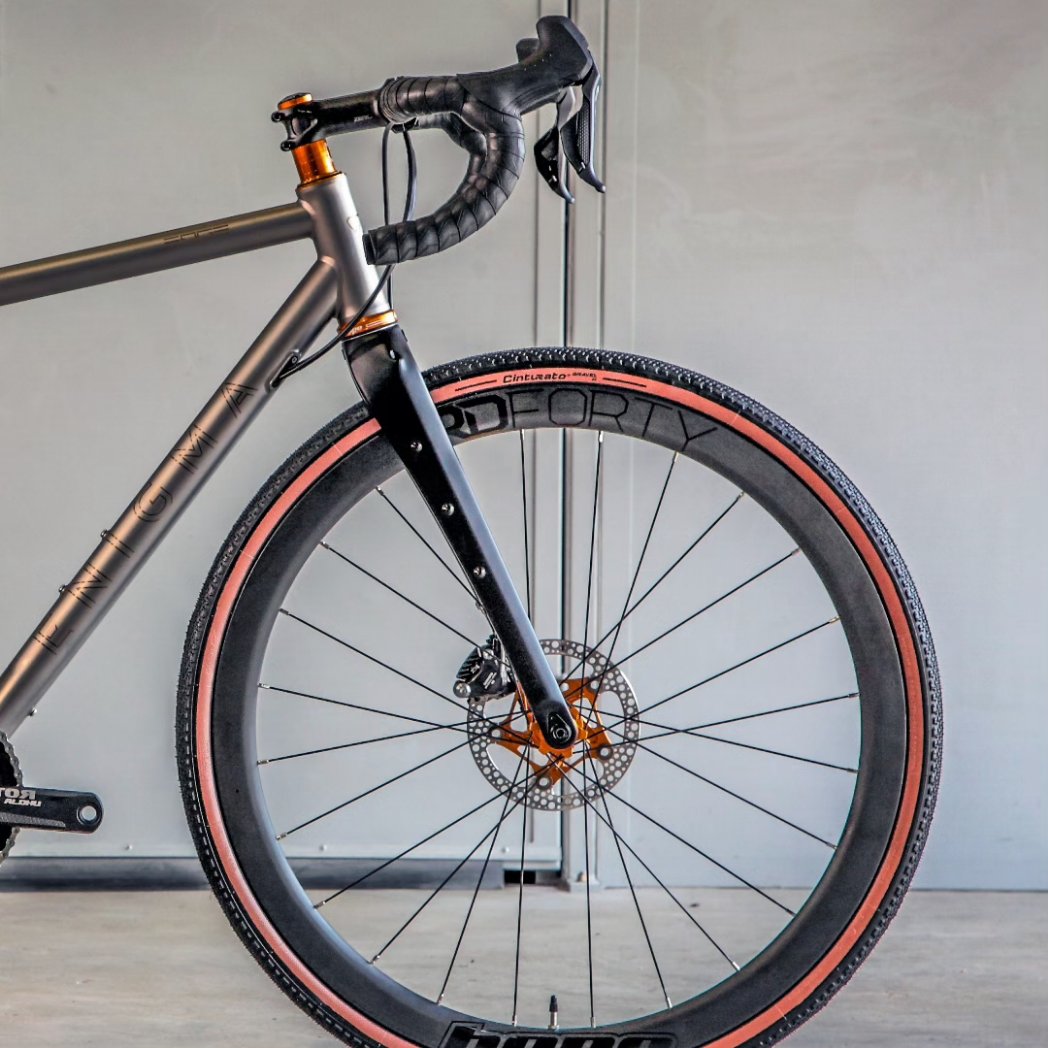 Enigmabikes's tweet photo. EDGE BUILD
Titanium Gravel Weapon specced with lashings of @hopetech π«Άπ»
#enigmaedge #titaniumride #tigravelbike #tigravel #gravelbikeuk #gravelbikesuk #tibikes #Titaniumbike #anodisedtitanium #enigmafinishing #worldbicycleday https://t.co/MVPsnFIudt