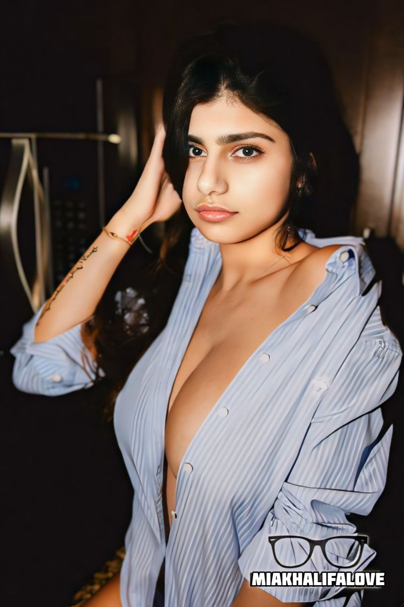 miakhalifa__5's tweet photo. Capturing the essence of confidence and style with this stunning woman in a chic blue shirt. Strike a pose and own the moment! 💙📸 #FashionGoals #StrikeAPose #BlueShirtStyle #miakhalifaِ https://t.co/al2iCTRTXx
