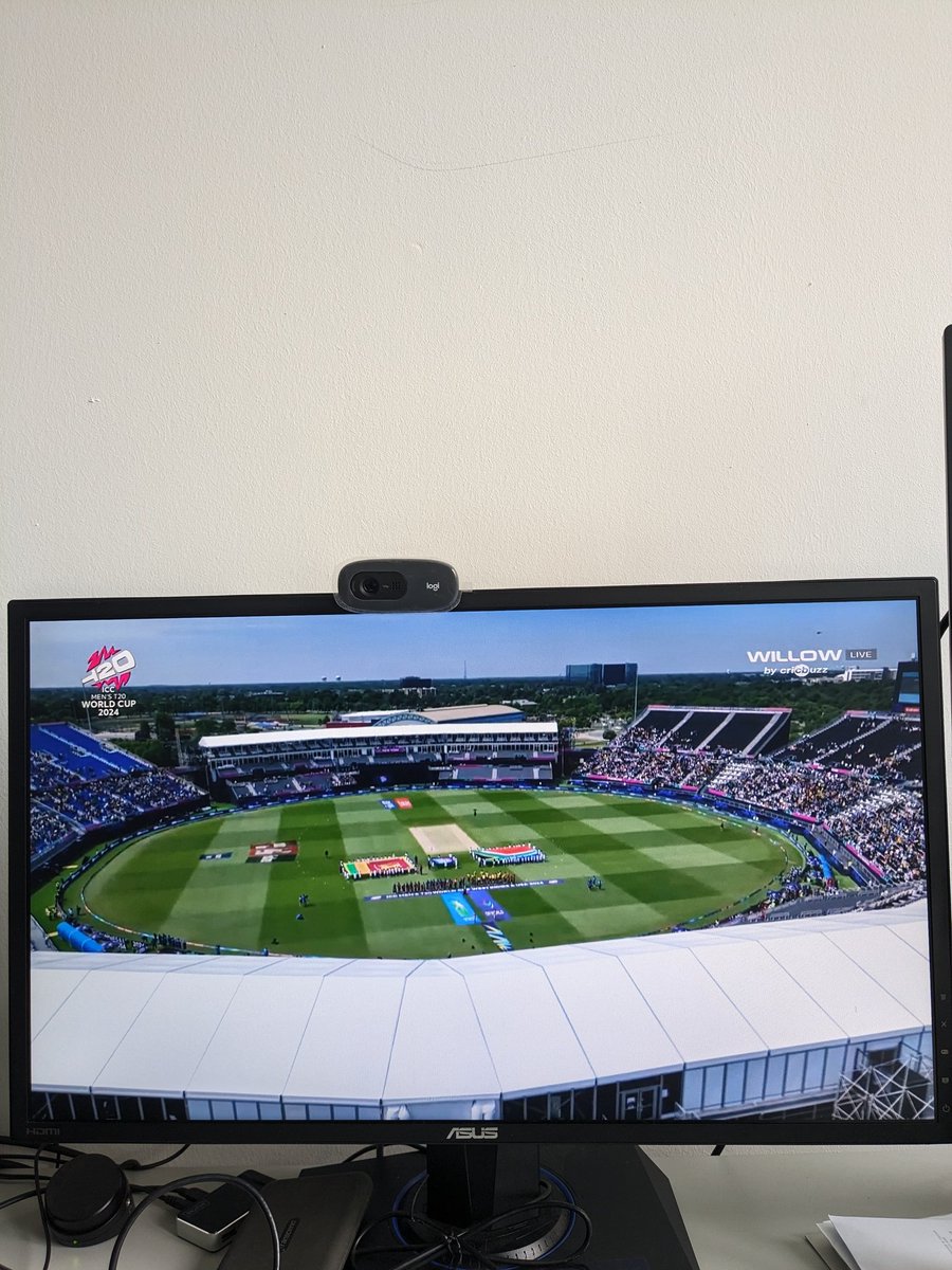 jayan_sri's tweet photo. Work or #T20WorldCup or both?
#SLvsSA https://t.co/FfhRoaD6hj