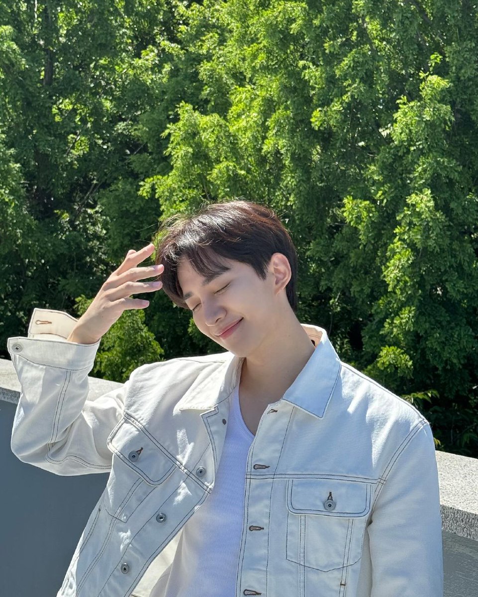 AnaSanc51243267's tweet photo. "El mejor día meteorológico del año " Nuevo publicación de Junho en Instagram @Le2Jh @dlwnsghek @follow_leejunho  #thesem #LEEJUNHOXTHESAEM
Happy ambassador, I'm proud of you.🐧💛 https://t.co/Jqb5pTv0O2