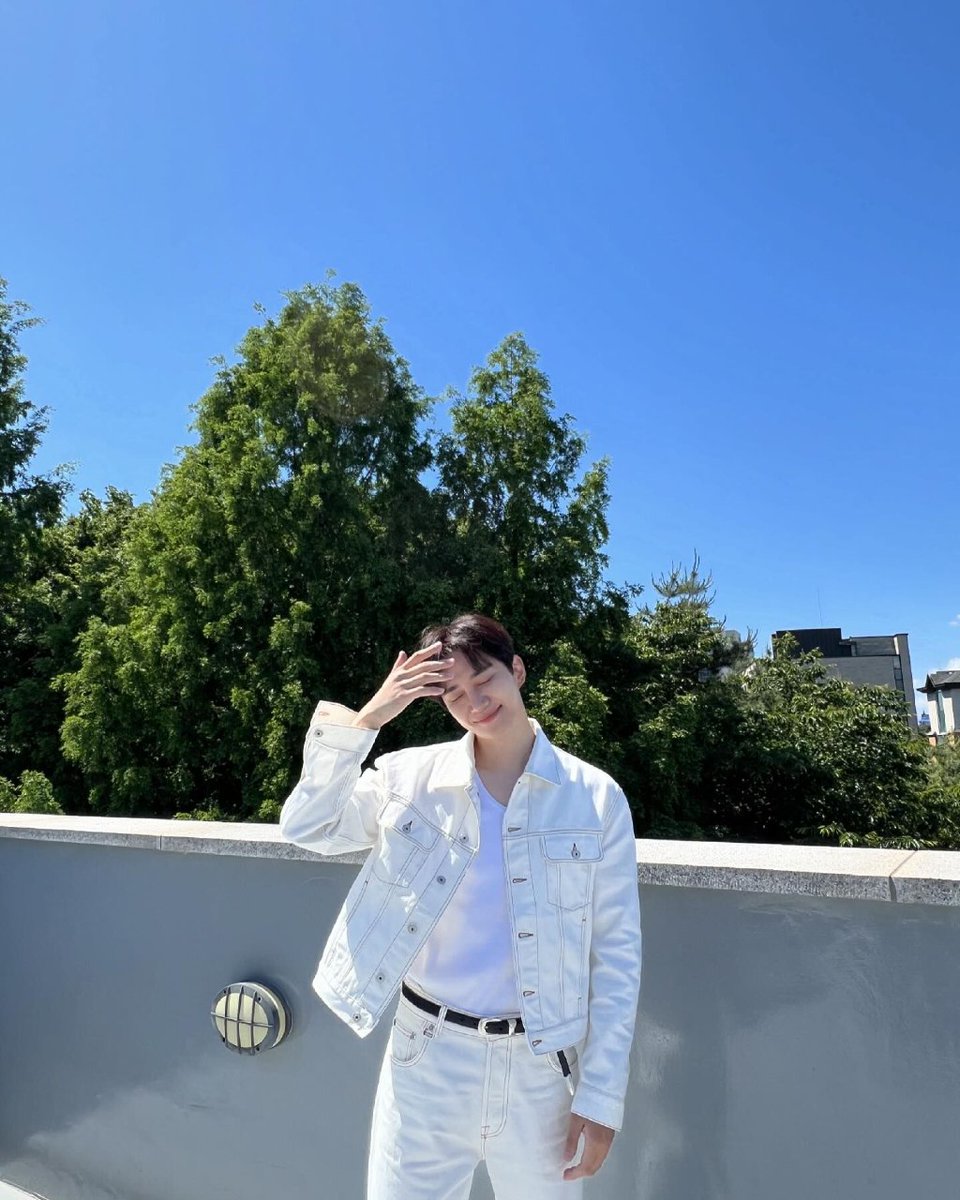 AnaSanc51243267's tweet photo. "El mejor día meteorológico del año " Nuevo publicación de Junho en Instagram @Le2Jh @dlwnsghek @follow_leejunho  #thesem #LEEJUNHOXTHESAEM
Happy ambassador, I'm proud of you.🐧💛 https://t.co/Jqb5pTv0O2