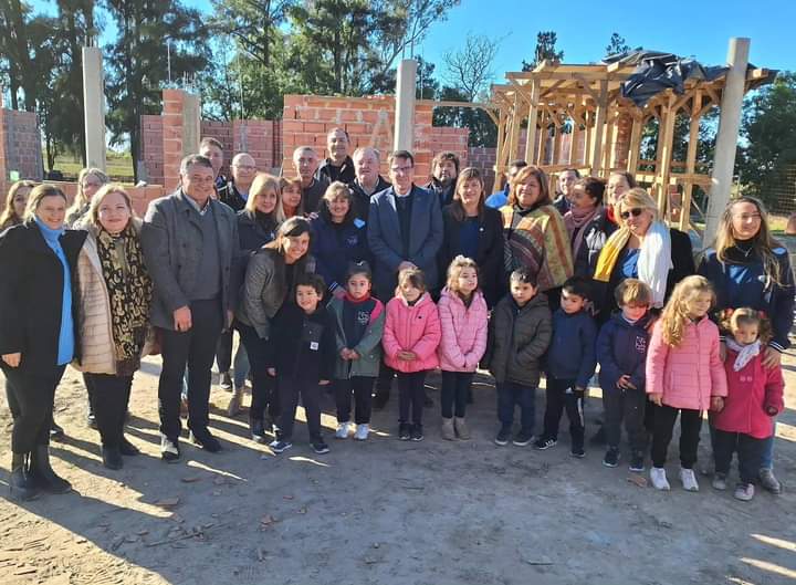 Canal4CISC's tweet photo. Además, el funcionario provincial que fue acompañado por el Senador Felipe Michlig y el Diputado Marcelo González, estuvo también en la escuela Mariano Moreno viendo el avance de la obra del nuevo jardín de infantes. https://t.co/jh5rqLRIEf