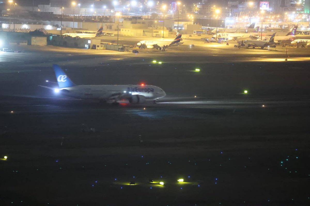 MTC_GobPeru's tweet photo. 🔴 #LoÚltimo | Informamos a la ciudadanía que se reiniciaron los vuelos en el Aeropuerto Jorge Chávez. Ya aterrizó el primer vuelo  proveniente de Madrid a Lima. 
📍En el lugar, se encuentra el ministro @RaulPerezReyesE, supervisando que el reinicio de vuelos se realice de manera segura.