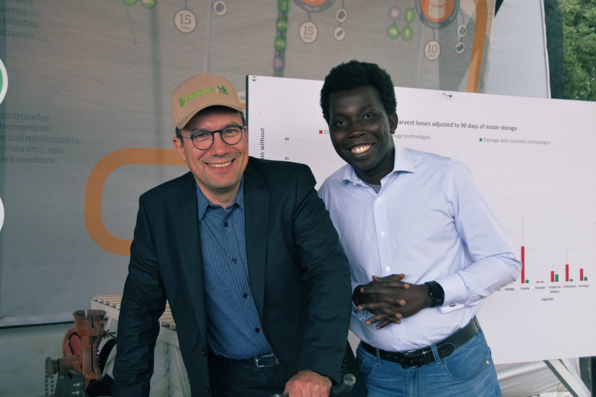 Guillaum_Grosso's tweet photo. Fascinating exchange with Sylvanus Odjo at @CIMMYT, who presented a number of postharvest solutions for small-scale farmers, including the hermetic metal silo and various sheller options. 
#WithScienceWeCan #OneCGIAR @CGIAR https://t.co/hqFZTVvNA1