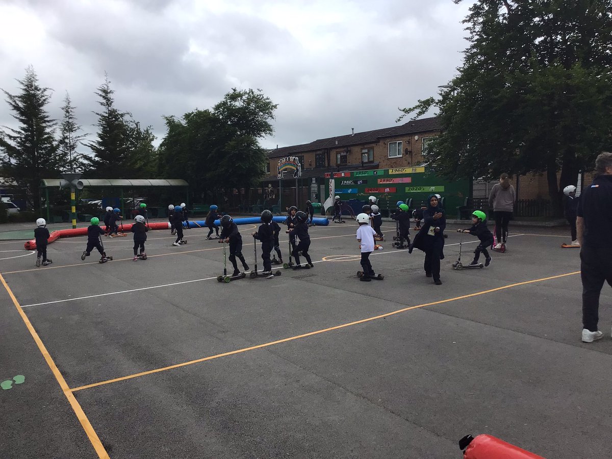 pe_valley's tweet photo. What a great activity! @bolton_pe @TheValleyBolton @VALLEYEYFS @GMMoving We are loving Scoot Ball with @ScootFit #gmmoving https://t.co/drZWaz2cAa