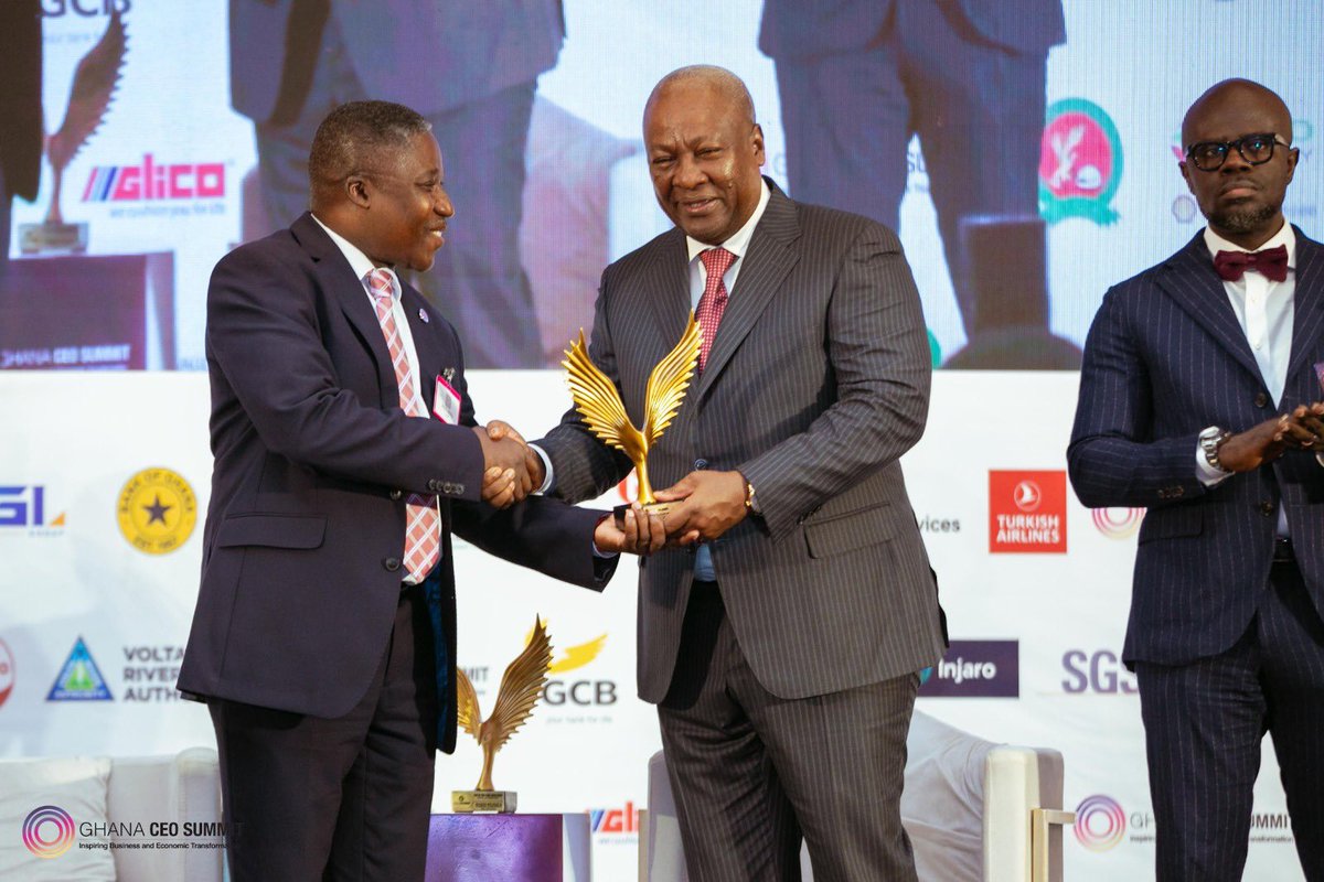 csir_ghana's tweet photo. 📸 Congratulations are in order for the Director-General who was honored at the 8th CEO Summit for demonstrating Outstanding Public Leadership! 🏆🥇🍾 https://t.co/5Uvb43jfJR