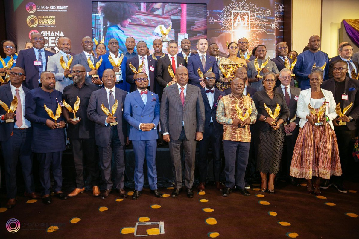 csir_ghana's tweet photo. 📸 Congratulations are in order for the Director-General who was honored at the 8th CEO Summit for demonstrating Outstanding Public Leadership! 🏆🥇🍾 https://t.co/5Uvb43jfJR