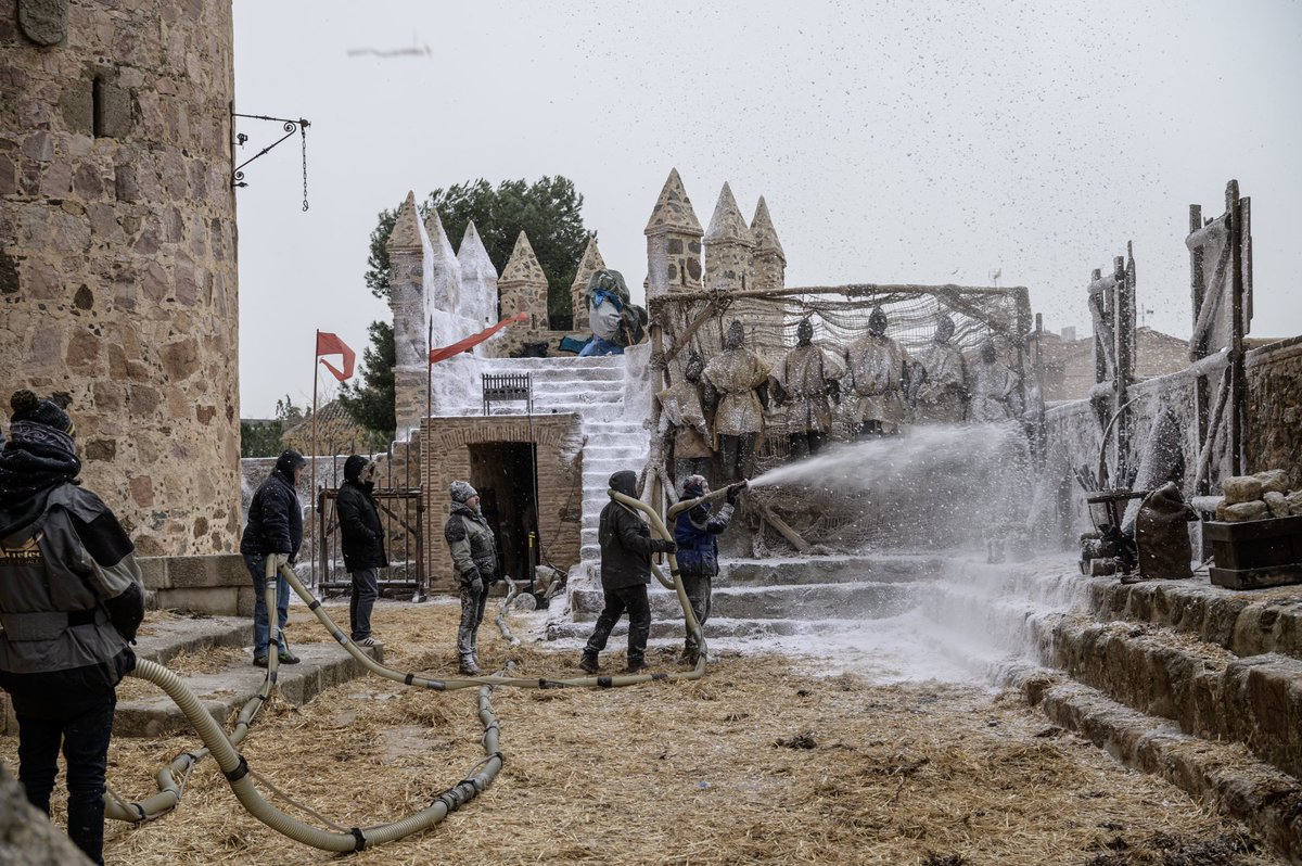 ZebraEs's tweet image. ¡Revive la magia de "El Cid" con nosotros! Hoy os traemos una selección especial de imágenes del detrás de cámaras. 

Descubre los secretos y momentos inolvidables que dieron vida a esta épica producción. 📸

#elcid #bts #rodaje #zebra