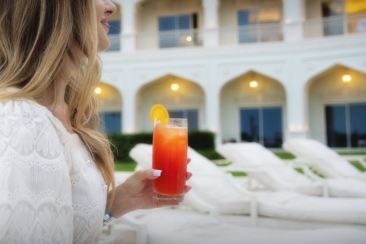 لاشيء يضاهي مشروباتنا المنعشة بعد يوم طويل وممتع تحت أشعة الشمس

Nothing like some zesty flavors after a day well spent under the sun!

#TheChediKatara#GHM#ThePool