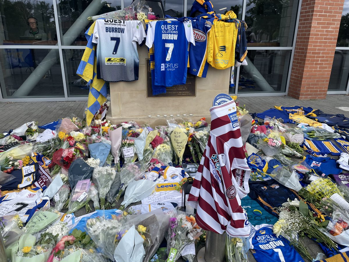 leedsrhinos's tweet photo. Fans from the entire Rugby League community have visited the stadium today to pay tribute to Rob Burrow ❤️ https://t.co/G1MMBsAwF4