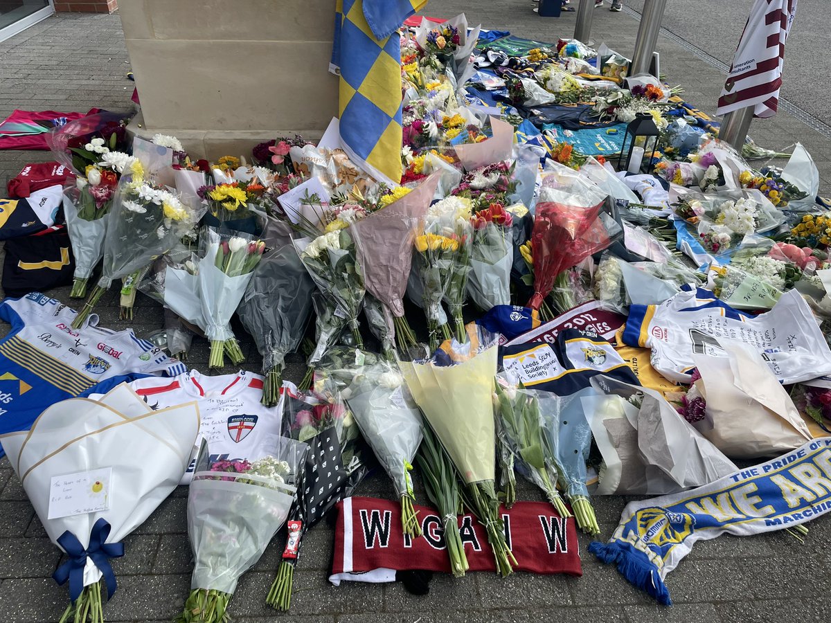 leedsrhinos's tweet photo. Fans from the entire Rugby League community have visited the stadium today to pay tribute to Rob Burrow ❤️ https://t.co/G1MMBsAwF4