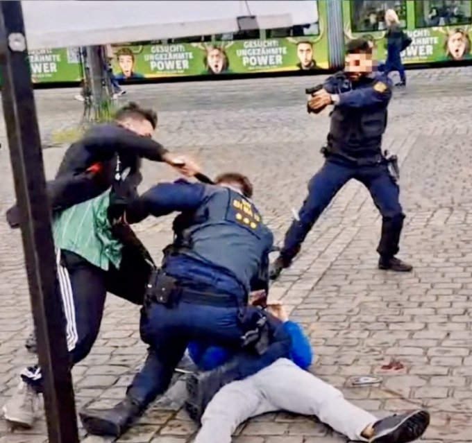 MardukTiamat333's tweet photo. @Santi__Rivero En esencia sois el policía que ha sido asesinado por un islamista en Alemania. Esa es vuestra absurda esencia. El policía sujetando en el suelo al "facha", creyendo que era el enemigo y dejando que el verdadero enemigo le apuñalara en el cuello. Estáis ciegos, y os pasara factura https://t.co/i7i01Bub2z