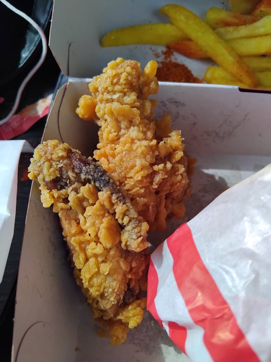 jay___12lebo's tweet photo. @KFCSA I bought this today im not happy with the other wing thou https://t.co/iMOWkEFTkV