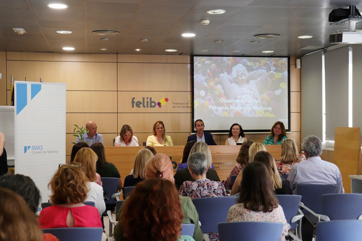 imasmallorca's tweet photo. 👉 Treballam per a la implantació definitiva del model d'atenció integral centrat en la persona.

🔵 El conseller @gsanchezcifre ha presidit el Ple ordinari de l'OMM. Un espai de debat i anàlisi per respondre els reptes que planteja l'envelliment.

🔗 https://t.co/oGkfVZosk8 https://t.co/8Y1bBhh49O