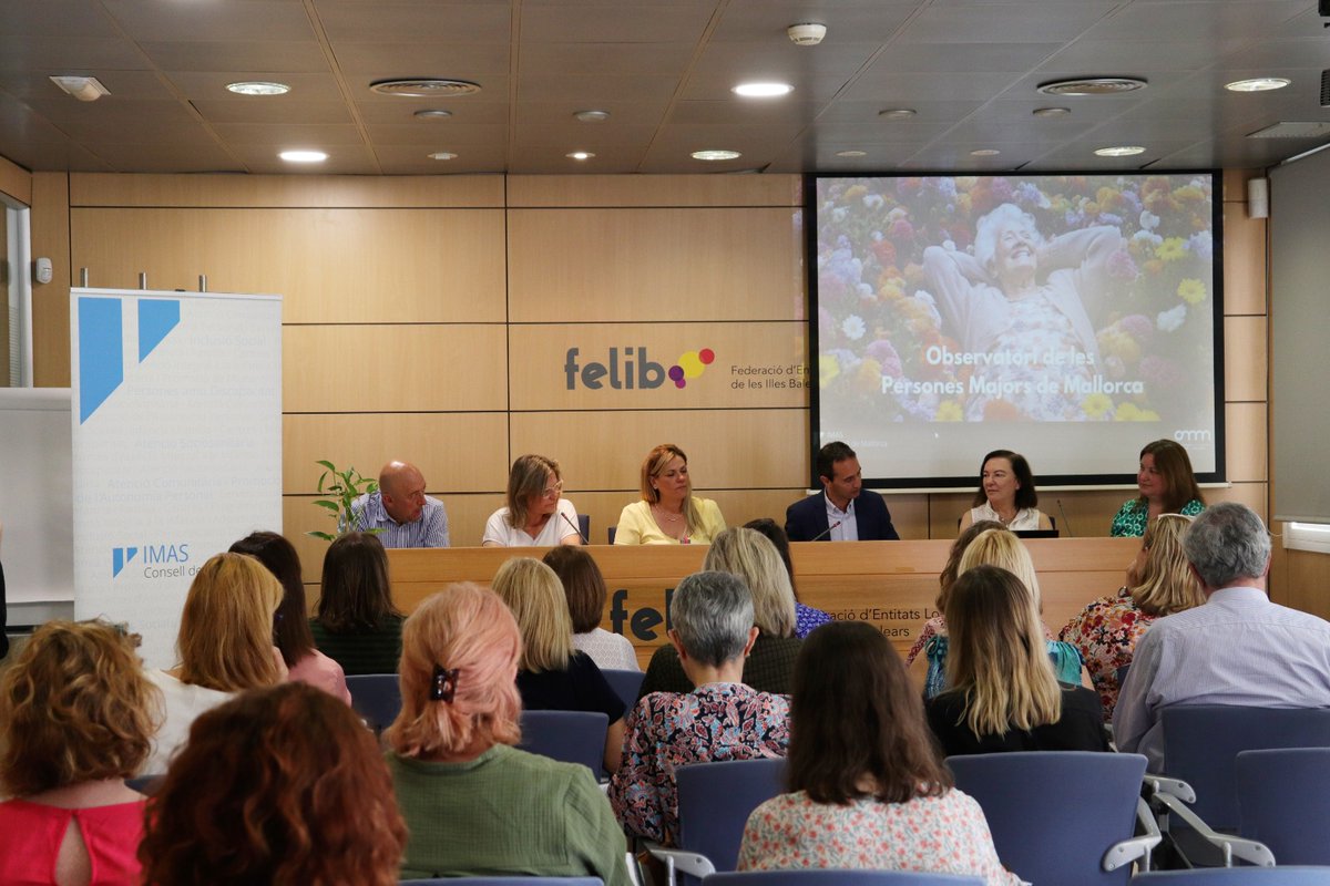 imasmallorca's tweet photo. 👉 Treballam per a la implantació definitiva del model d'atenció integral centrat en la persona.

🔵 El conseller @gsanchezcifre ha presidit el Ple ordinari de l'OMM. Un espai de debat i anàlisi per respondre els reptes que planteja l'envelliment.

🔗 https://t.co/oGkfVZosk8 https://t.co/8Y1bBhh49O