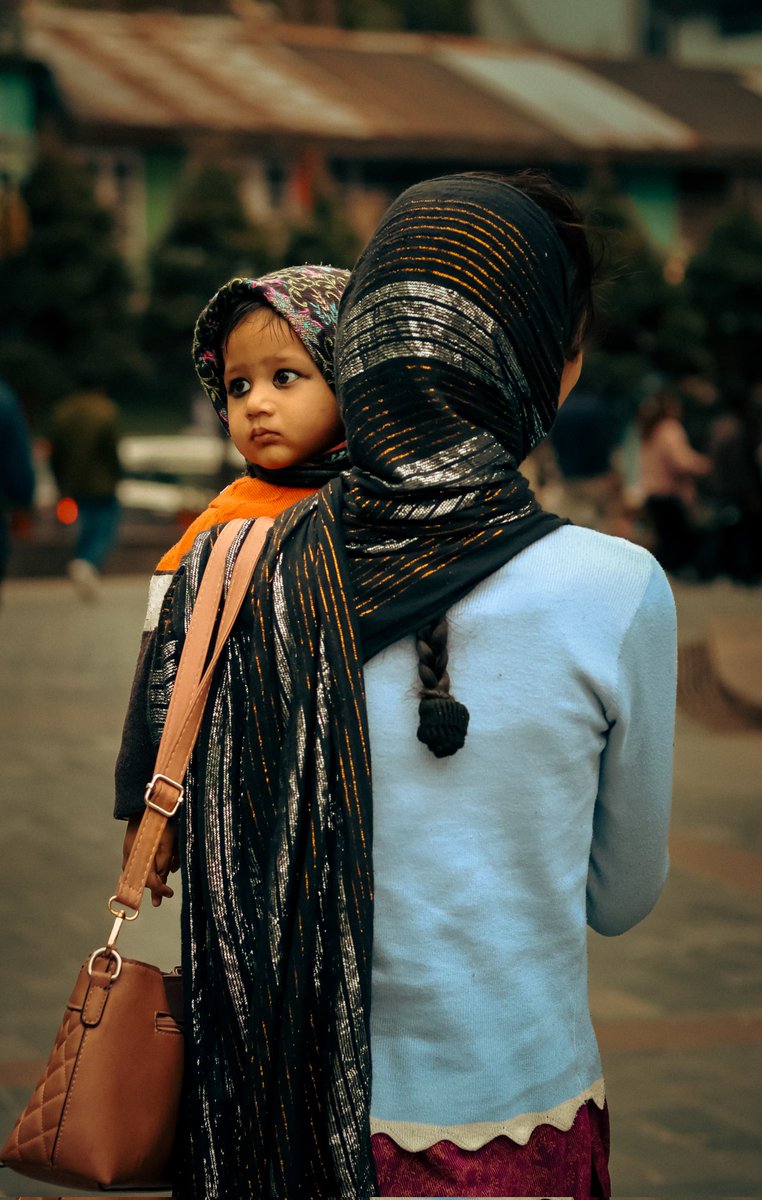 Experience32565's tweet photo. #bond #motherbond 
#photography #portraitphotography #streetphotograohy #streetmoment https://t.co/56eyRG674O