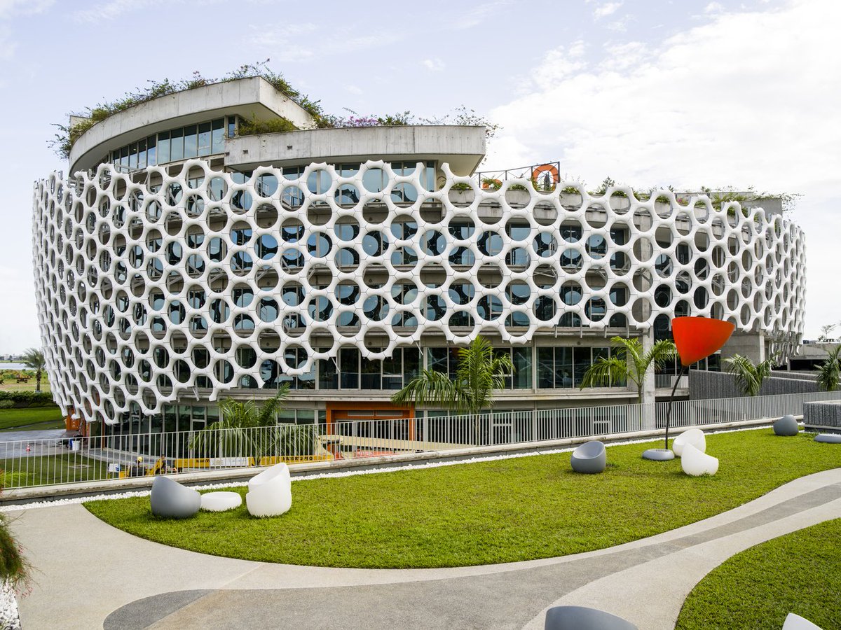 Afritekture_Lab's tweet photo. 🏫 : Orange Village 
📍 : Abidjan (Ivory Coast) 
👷🏿 : Koffi & Diabaté

hrough an architectural approach anchored in sustainability, the architects chose to design an imposing building with futuristic style on 7 levels in the form of rings of 68 diameter meters. With a double skin holding both thermal and aesthetic functions, the new Orange Côte d'Ivoire headquarters is innovative in its shape, suggestive of a golf ball, a subtle reminder of Abidjan's renowned Riviera golf course.

#African #Architecture #Abidjan