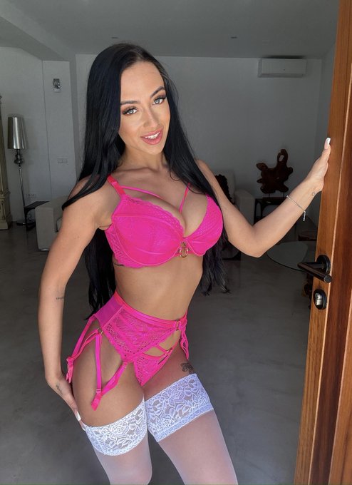 Happy Monday 💖 https://t.co/h56w0r23uV