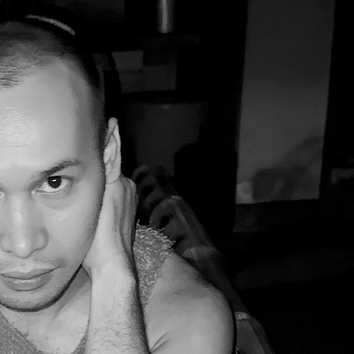 CuinnGene's tweet image. Shedding the old, embracing the bold! 🖤✂️ 💥 

#Fearless 
#NewLook 
#StrongAndBold 
#BoldAndBeautiful