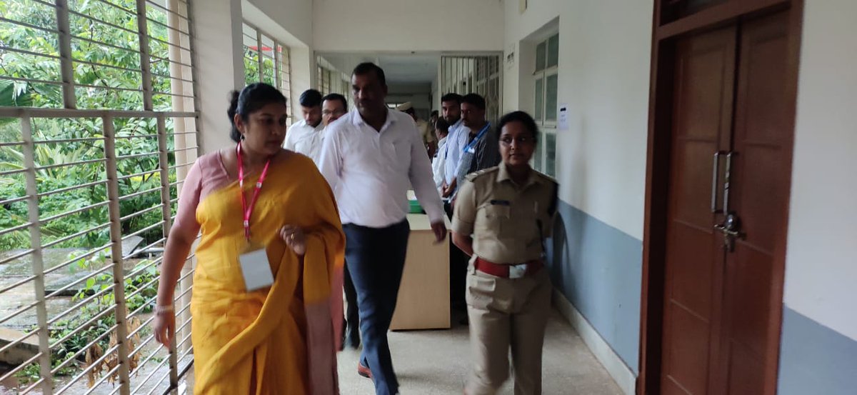 dcchnagar's tweet photo. ದಕ್ಷಿಣ ಶಿಕ್ಷಕರ ಕ್ಷೇತ್ರದ ಚುನಾವಣೆ ಸಂಬಂಧ ಗುಂಡ್ಲುಪೇಟೆ ಮತದಾನ ಕೇಂದ್ರಕ್ಕೆ ಭೇಟಿ ನೀಡಿ ಪ್ರಕ್ರಿಯೆ ಪರಿಶೀಲನೆ ನಡೆಸಲಾಯಿತು. ಪೊಲೀಸ್ ವರಿಷ್ಠಾಧಿಕಾರಿ, ಉಪ ವಿಭಾಗಾಧಿಕಾರಿ, ತಹಶಿಲ್ದಾರ್ ಉಪಸ್ಥಿತರಿದ್ದರು.

#Chamarajanagar #BiennialElection #TeachersConstitutency

@ceo_karnataka @chnpolice https://t.co/3Zlq3DatVI