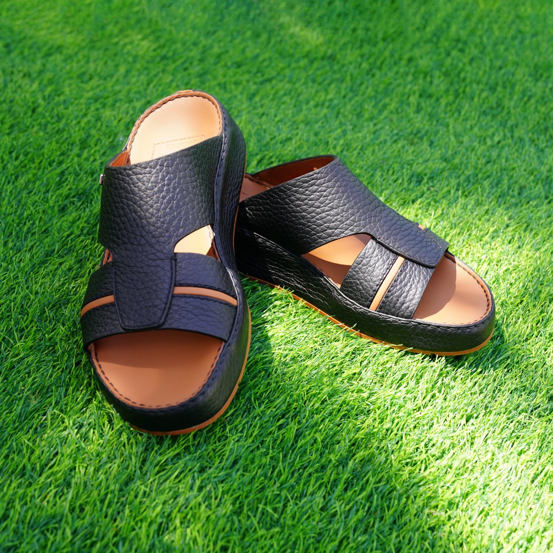 AntonioDXB's tweet photo. Model: Low Defender 1514

Leather: Panama &amp; Softcalf

Colors: Black, Avorio

Handmade by the finest artisans in Italy

#sandals #handmade #dubai #uae #leather #realleather #Ramadan #luxury #shopnow https://t.co/g2srgeXAFx