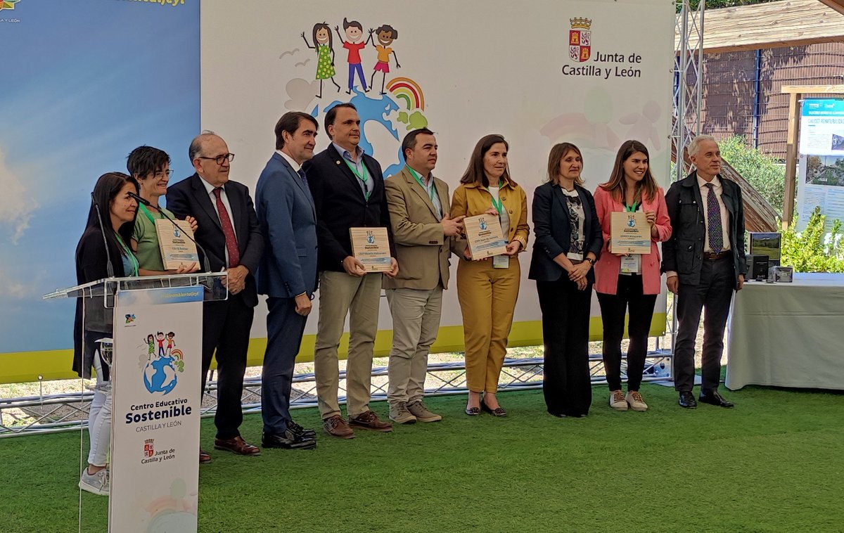 pablolabajos_ma's tweet photo. Acto de entrega del #SelloAmbientalJCyL
Enhorabuena a los nuevos reconocidos, ya somos 107 en la RED Sello Ambiental Centro Educativo Sostenible .
La mitad de ellos han pasado por el #ProgramaMOAI, lo cual me hace muy feliz. https://t.co/34evE4CSm3
