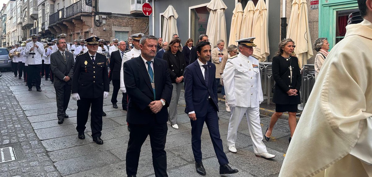 AngelMatoOnFire's tweet photo. @FerrolOficial - Lo de "aconfesional" en la Constitución quiere decir que ahora las autoridades ya no procesionan bajo palio https://t.co/1PgLMPw93Q