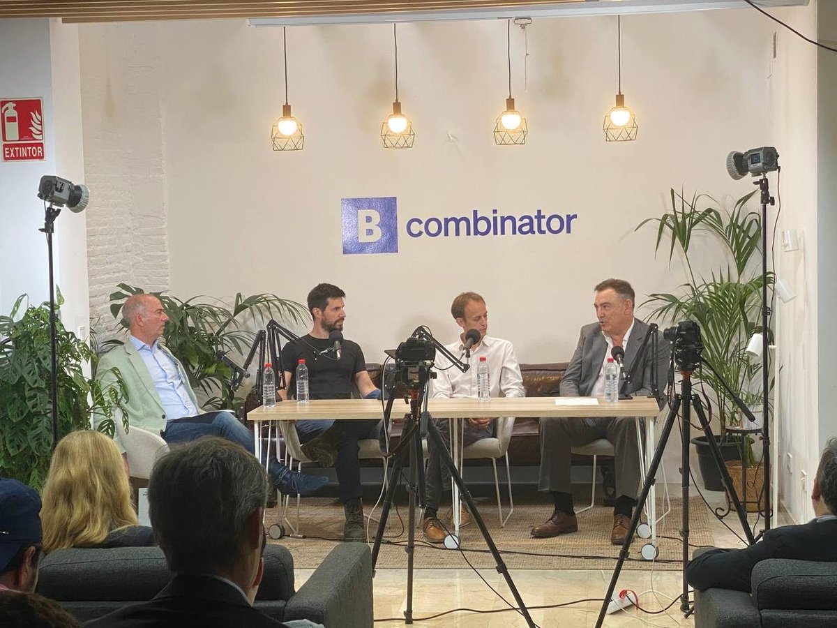 ApoloCybersec's tweet photo. 🚀 El 30 de mayo, Joel Araujo y @Flamerich representaron a #ApoloAnalytics en #BCapitalDay, organizado por Bcombinator. Gracias a todos por asistir. Si no pudiste asistir, contáctanos al 📞 937 948 378 para saber más sobre nosotros https://t.co/qcavMTn36t