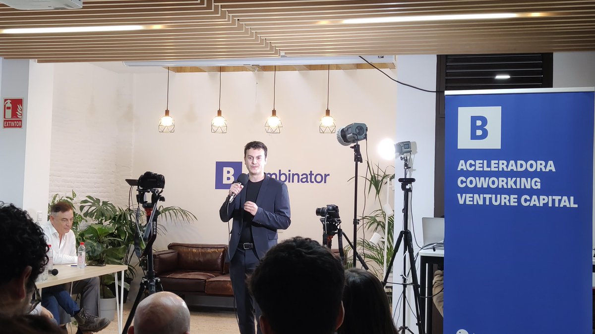 ApoloCybersec's tweet photo. 🚀 El 30 de mayo, Joel Araujo y @Flamerich representaron a #ApoloAnalytics en #BCapitalDay, organizado por Bcombinator. Gracias a todos por asistir. Si no pudiste asistir, contáctanos al 📞 937 948 378 para saber más sobre nosotros https://t.co/qcavMTn36t