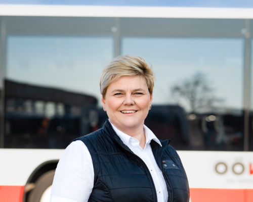 Erfahrung mit einem großen Fahrzeug ist für den Einstieg ins Buslenken zwar nicht erforderlich, hilfreich ist sie aber allemal. 😉 Karin und Katrin  sind vom Lkw auf den Regionalbus in Oberösterreich umgestiegen. 
👉Buslenkerinnen Stories unter: buslenker.ooevv.at
(C) OÖVV
