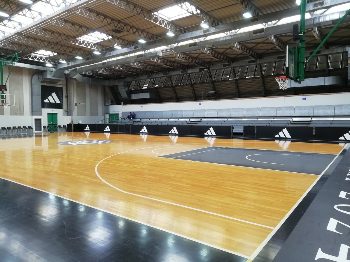 🗣️ Walter De Raffaele (coach @DerthonaBasket) e Claudio Crippa (direttore dello scouting internazionale @spurs)

🫙 Pausa tra la sessione mattutina e quella pomeridiana. Palestra della Ghirada vuota.

🫣 Le bellezze nascoste dell'adidas Eurocamp

@adidasHoops x #adidasEurocamp