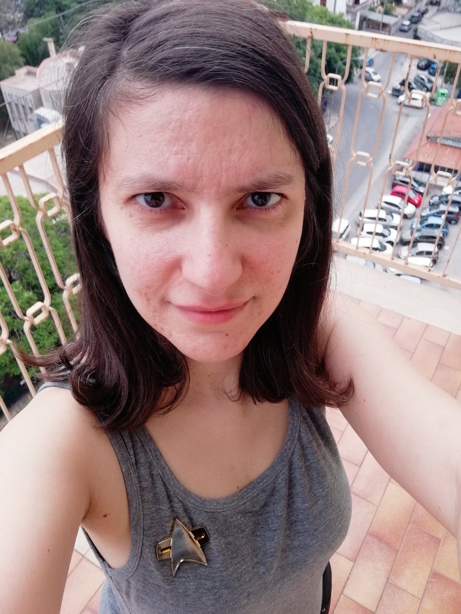 ValeLaCor's tweet photo. Today is a good day for a tanktop cosplay! #StarTrekVOY https://t.co/O0sK0R7kaI