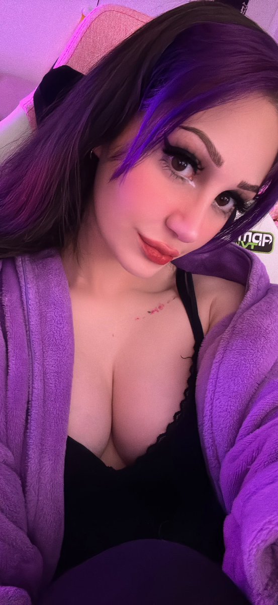Ya girl is live 😈😈