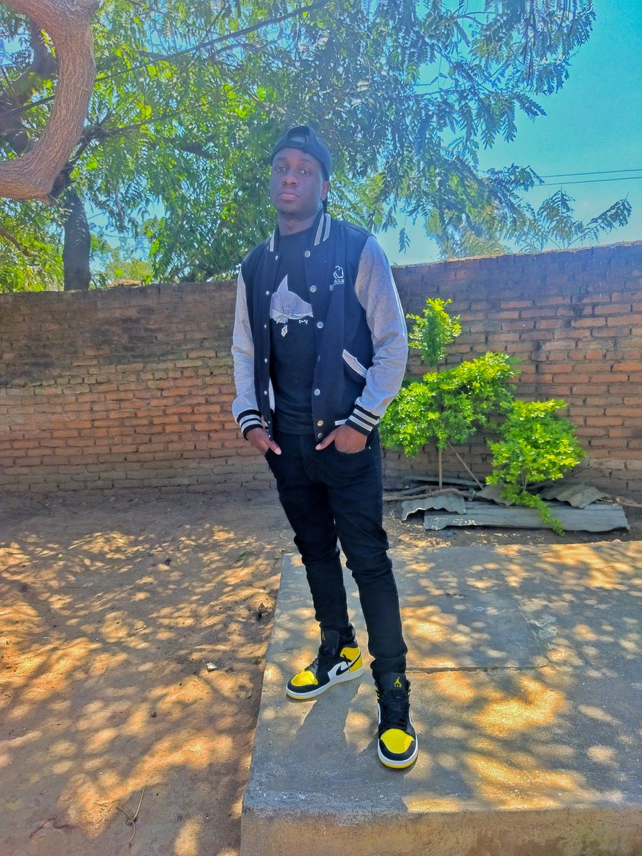 JoeMandela971's tweet photo. Cheers To Another Year 🥳
Akutisungabe Chauta 🙏🏿 https://t.co/0CWa0DSe5S
