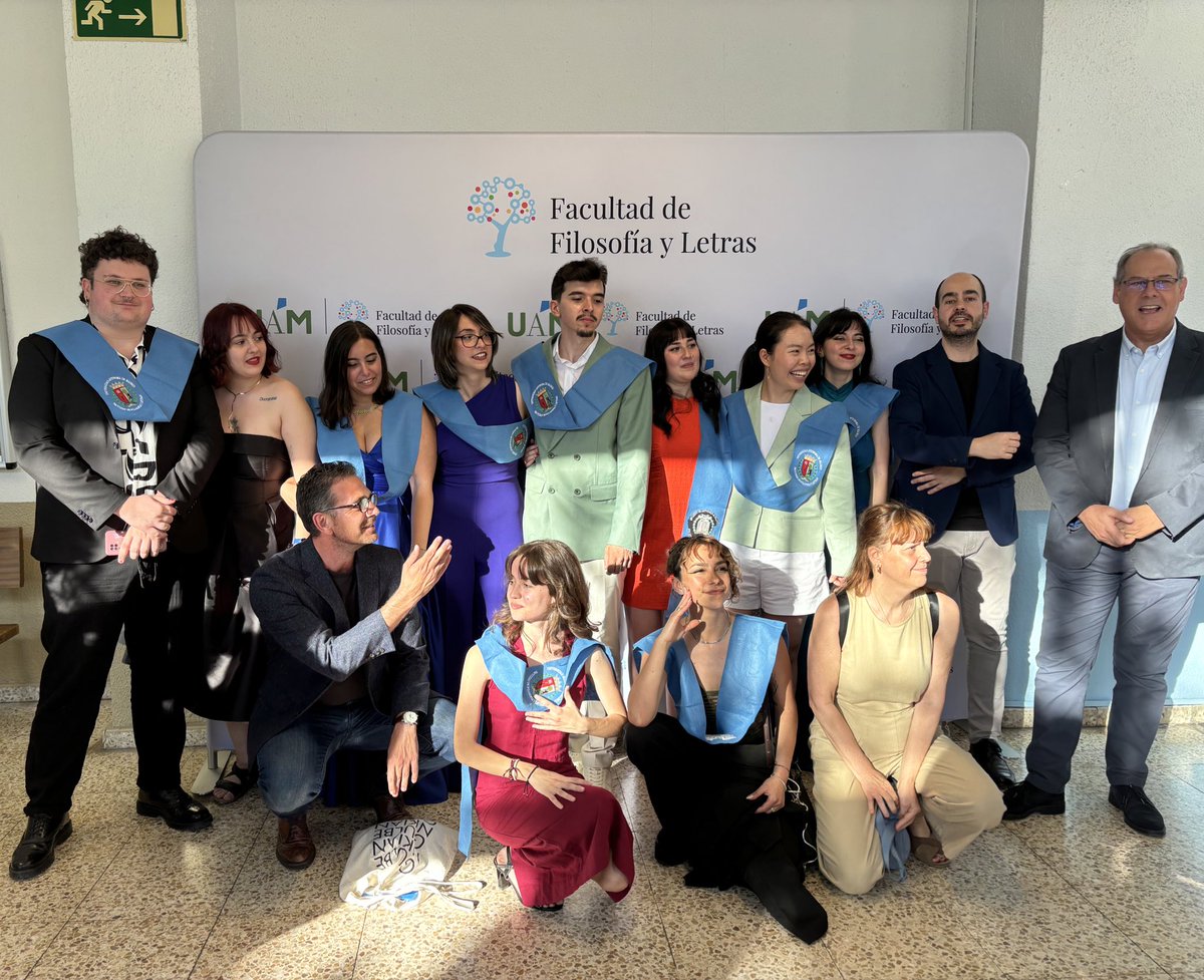 El viernes se celebraron las graduaciones de Ciencias y Lenguas de la Antigüedad (CyLA) y del Doble Grado en Historia del Arte y CyLA. Dejamos fotos de l@s alumn@s de CyLA con la profa. R. López Gregoris (madrina) y de l@s del Doble Grado con varios profesores. ¡Enhorabuena!