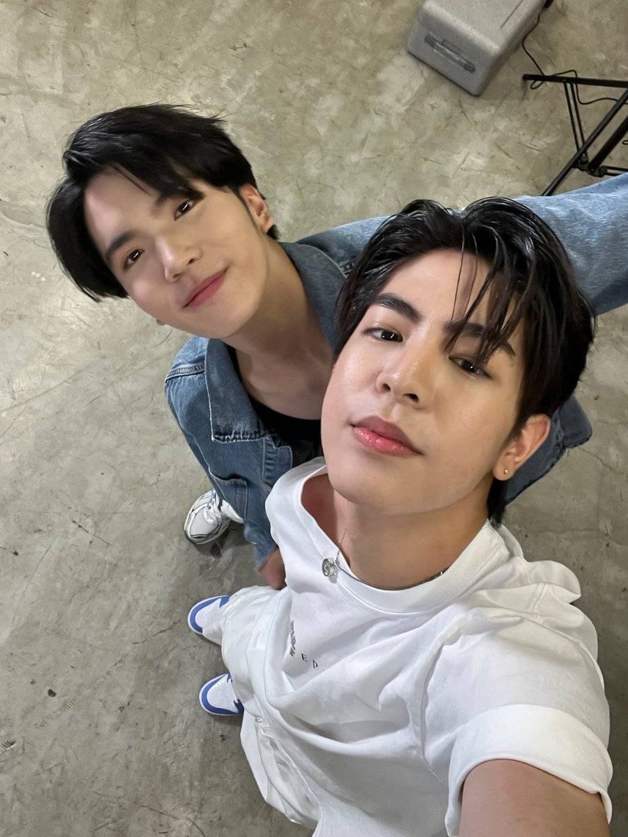 OnlyBooSeriesTH's tweet photo. ขอบคุณทุกกำลังใจที่มีให้กัน🙏🏻🥹 อยู่ด้วยกันไปถึง Final EP เลยน้า🥘💚  // แอดมีรูปน่ารักๆ กับเบื้องหลังมาฝาก👀🤭 #OnlyBooSeries https://t.co/XkdKOLs1DQ