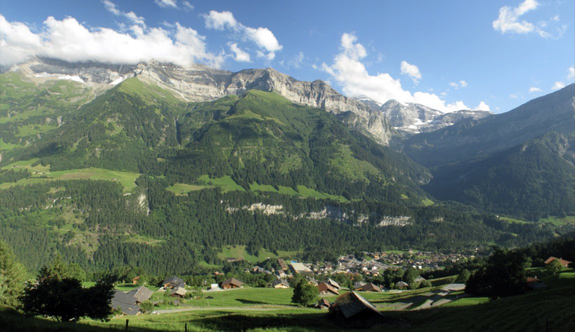 The wonderful scenery of Champèry in Valais 🇨🇭 is hosting our annual @SNE_ChemBio retreat! 🤩