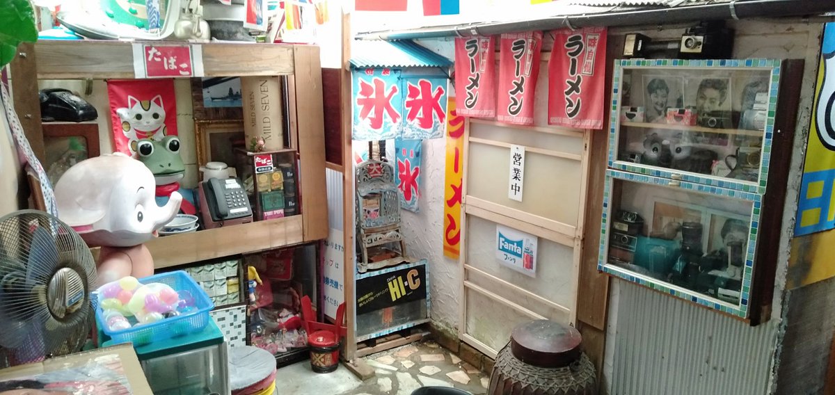 Jumbo_mayakashi's tweet photo. アメリカンワールド
昭和レトロ
カオス
アニメ
レトロゲーム
エロス
メルヘン
何がなんだかわからないのが
まやかし展覧会です😺
#千葉観光
#関テレ
#アメリカン
#珍スポ
#東金
#showa
#japanretro 
#秘密基地
#ユーチューバー
#tiktoker 
#japantrip https://t.co/AbNg90ME3G