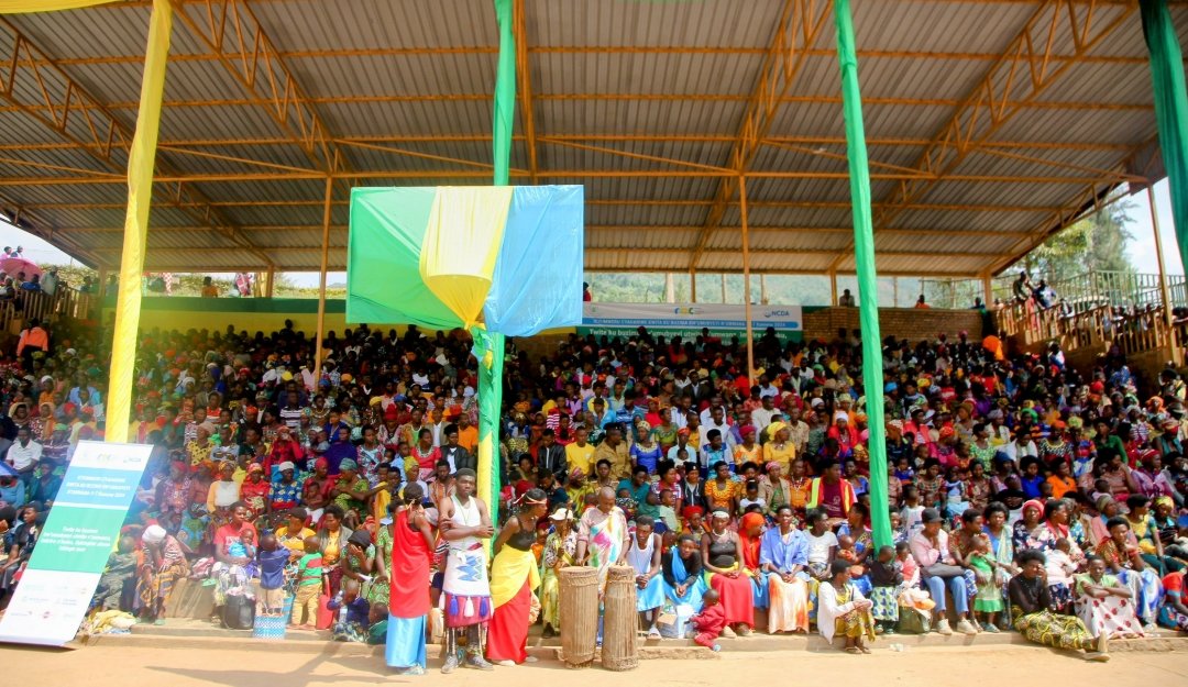 BureraDistrict's tweet photo. Kuri uyu wa mbere, mu Karere ka Burera hatangirijwe ku rwego rw'Igihugu icyumweru cyahariwe ubukangurambaga ku kwita ku buzima bw'umubyeyi n'umwana bufite insanganyamatsiko igira iti :" Twite ku buzima bw'umubyeyi utwite n'umwana, imirire n'isuku,dukingize abana inkingo zose." https://t.co/HyL8HQoGJU
