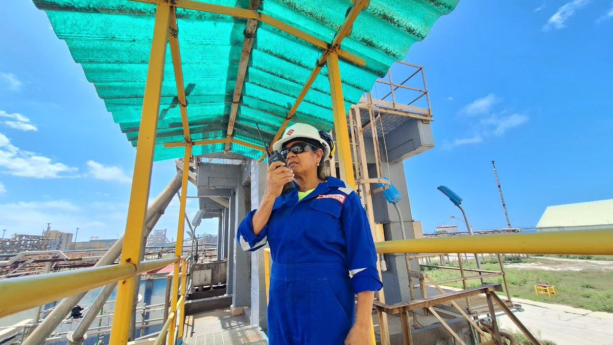 PequivenCPHC's tweet photo. 👷El trabajo constante forma parte del crecimiento de la petroquímica, hombres y mujeres quienes con una misión y visión clara hacia la patria lo confirman.🇻🇪💯🏭

¡Trabajo en Equipo, Victoria Segura! 🇻🇪

#PuebloEnLasRedes
@nlaconchamolina
@TellecheaRuiz https://t.co/LbaWDayHtP