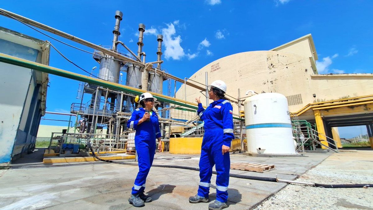 👷El trabajo constante forma parte del crecimiento de la petroquímica, hombres y mujeres quienes con una misión y visión clara hacia la patria lo confirman.🇻🇪💯🏭

¡Trabajo en Equipo, Victoria Segura! 🇻🇪

#PuebloEnLasRedes
<a href="/nlaconchamolina/">@NLaConchaMolina</a>
<a href="/TellecheaRuiz/">Rafael Tellechea</a>