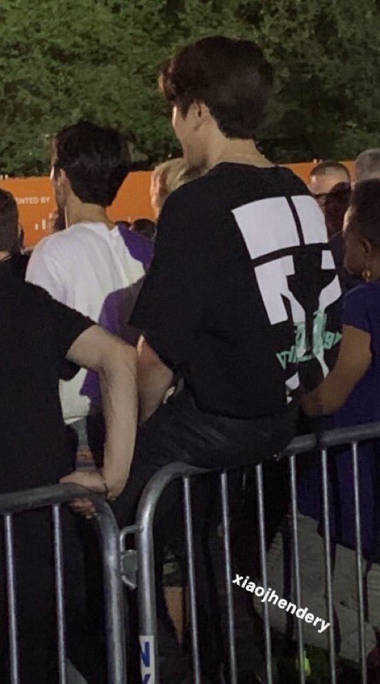 kaburparus's tweet photo. *johnjae nonton konser*

🍑: abang abang, adek mau duduk di pager biar kelihatan.
🐱:  nanti jatuh, sayang. 
🍑: ☹️ *manyun.*
🐱: yaudah yaudah, sini abang bantuin, sambil pegang pundak abang sini biar gak jatuh. 
🍑: ga mau, adek bisa sendiri. 
🐱: yaudah, abang jagain di depan. https://t.co/G6Bn61stq8