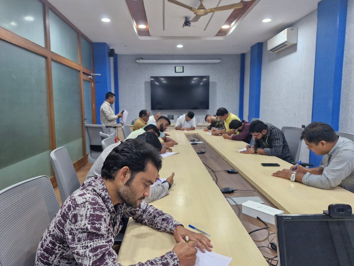 drmadiwr's tweet photo. मंडल रेल प्रबंधक कार्यालय अहमदाबाद में  विश्व पर्यावरण दिवस के उपलक्ष्य में मिशन लाइफ़ कार्यक्रम के अंतर्गत रेल कर्मचारियों  के 
 लिए "सिंगल यूज प्लास्टिक"  एवं "प्लास्टिक का उचित निपटान" विषय पर निबंध प्रतियोगिता आयोजन किया गया। @WesternRly @RailMinIndia https://t.co/Mq19MdyDlv