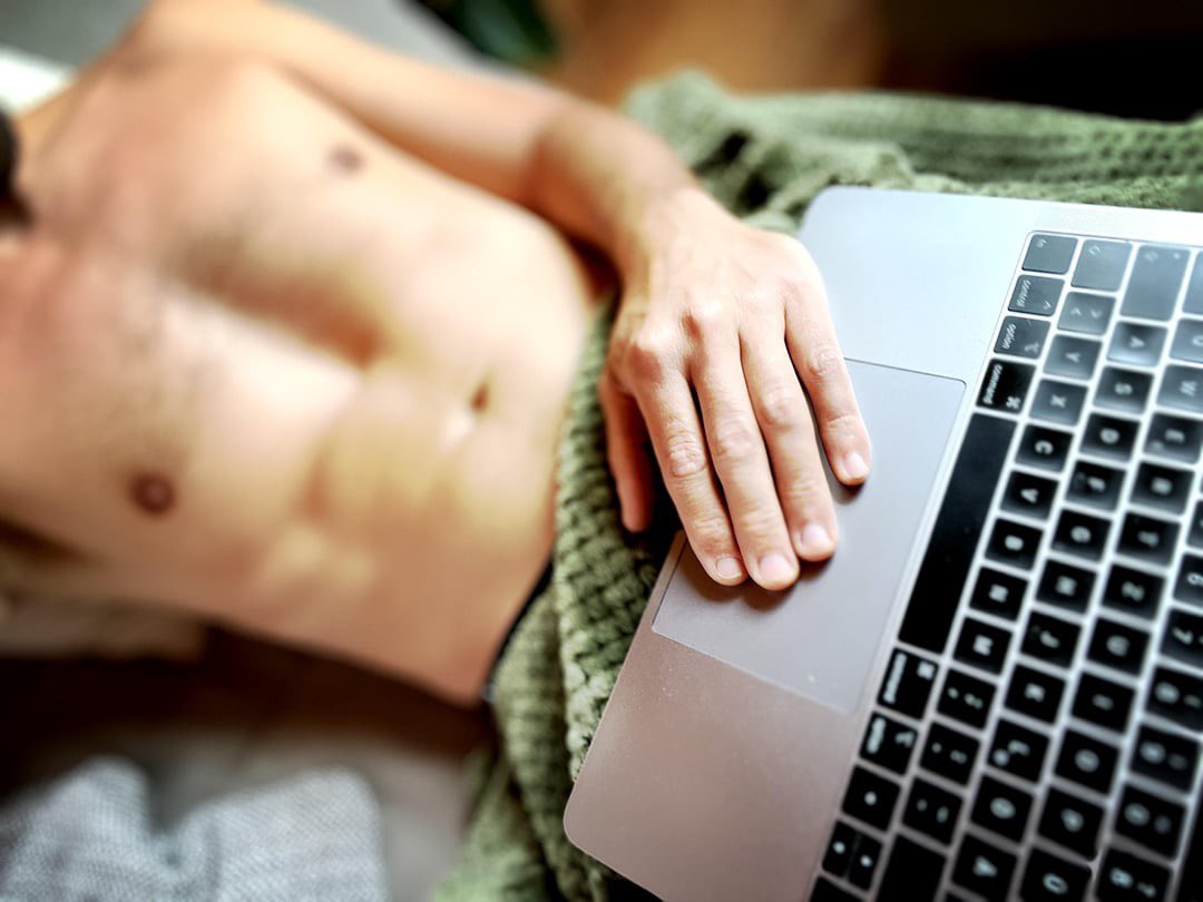 ShyDesiGuy's tweet photo. WFH is fun … ain’t it ? #desiguy #barebody #maleexhibitionist #hotguy #nudism https://t.co/R476kBwwdY