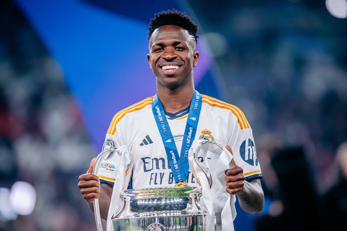 ActuFoot_'s tweet photo. 🚨 OFFICIEL ! Vinicius Jr est élu par l'UEFA 𝗠𝗘𝗜𝗟𝗟𝗘𝗨𝗥 𝗝𝗢𝗨𝗘𝗨𝗥 𝗗𝗘 𝗖𝗘𝗧𝗧𝗘 𝗦𝗔𝗜𝗦𝗢𝗡 𝟮𝟬𝟮𝟯/𝟮𝟰 de Ligue des Champions ! 💙💜🏆 https://t.co/TlW6eThGXP