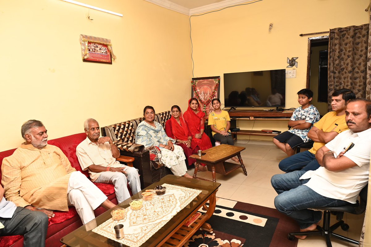 आज जबलपुर में निर्विकार पथ के पथिक आदरणीय श्री रवि साहू के निवास पर सपरिवार <a href="/patel_pushplata/">Pushplata S Patel</a> सहयोगी <a href="/alokjain101/">Alok Jain</a> <a href="/raghvendrapatel/">RAGHVENDRA  PATEL</a> <a href="/MamleshSharma/">Mamlesh Sharma(मोदी का परिवार)</a> के साथ जाकर शोकसंवेदना प्रगट की ।साहू भगत जी की अनुभूतियों और बडकपन का परिणाम था कि इसी बीच उन्होंने पथ के संबंध में चर्चा की ।