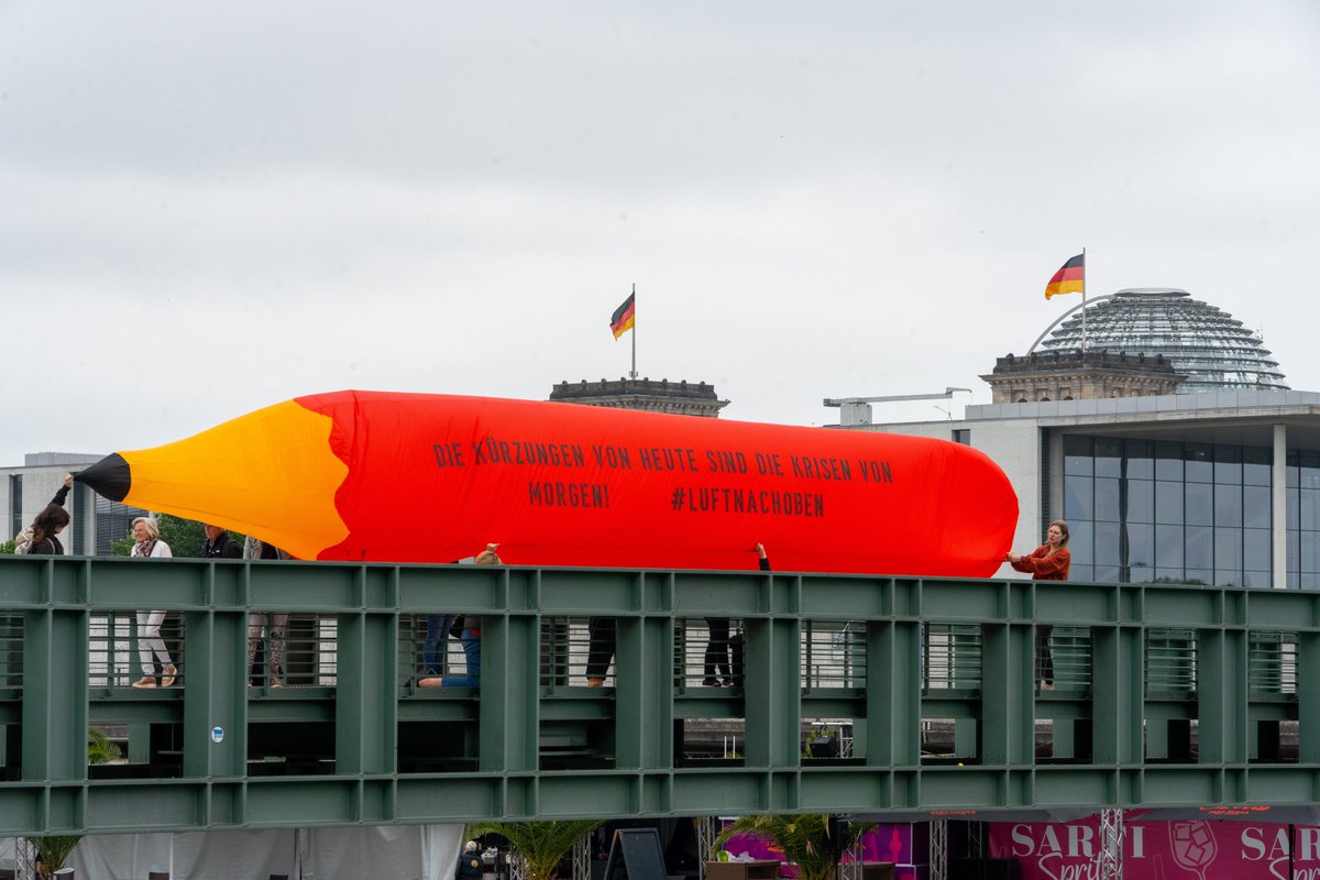 Heute haben wir uns mit 25 NGOs in Berlin versammelt, um gegen die drohenden Kürzungen bei der internationalen Zusammenarbeit ein Zeichen zu setzen. Denn die Kürzungen von heute sind die Krisen von morgen! #LuftNachOben 
🧵